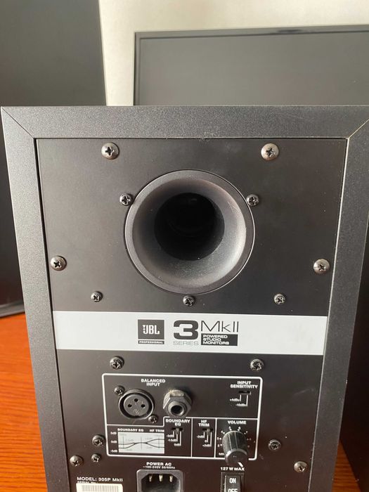 JBL 305P MkII — Par de monitores de estúdio ativos