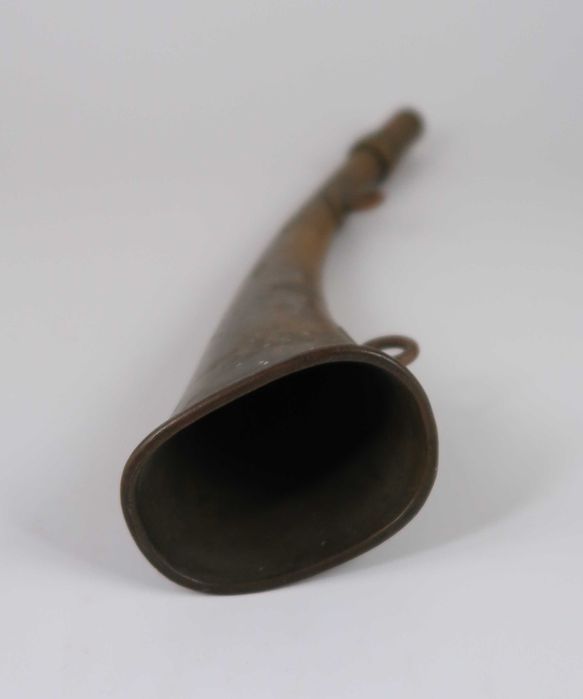 Corneta de caça antiga em cobre
