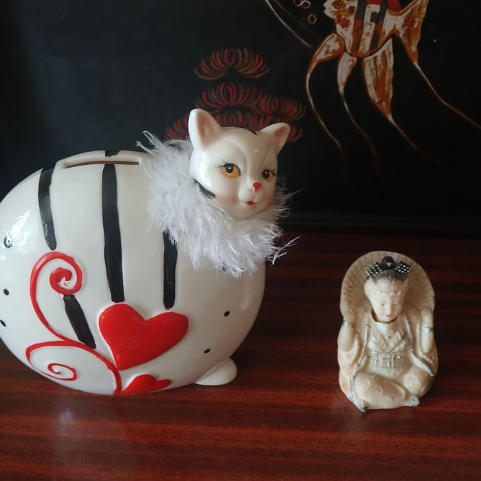 Комод, шкафчик, шкатулка для украшений, копилка и статуэтки.