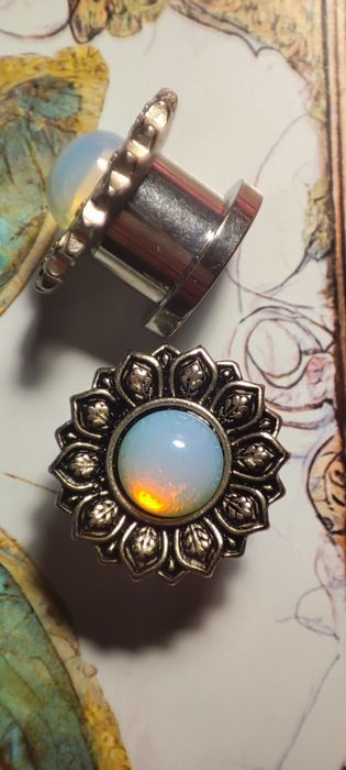 Kolczyki tunele z opalizującym oczkiem, kwiaty 10mm