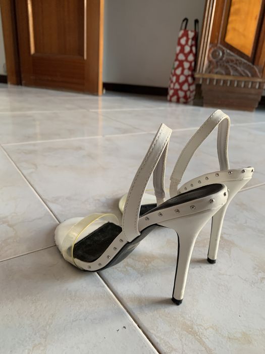 Salto Alto Branco e Preto