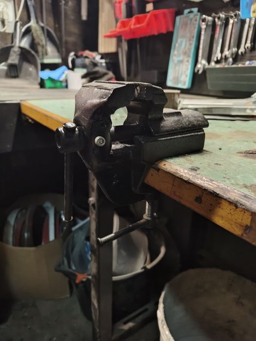 Małe imadełko przykręcane do blatu