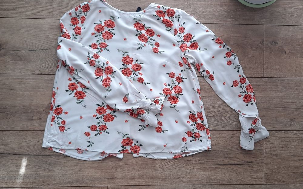 Biała bluzka w kwiaty