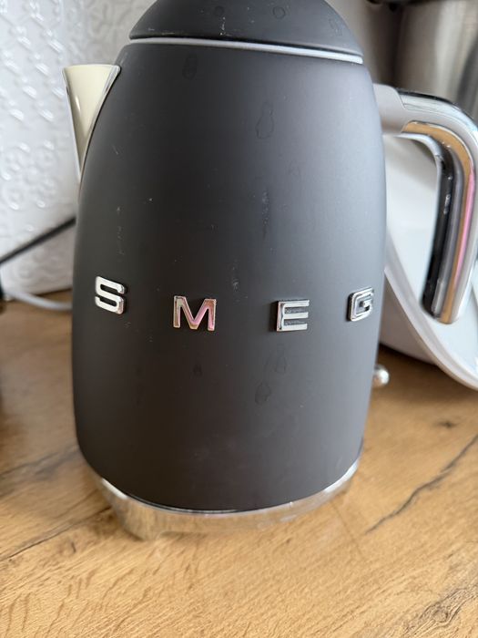 Czarny matowy czajnik Smeg
