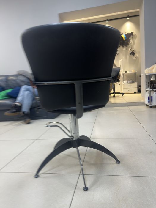 Стілець перукарський регулюється