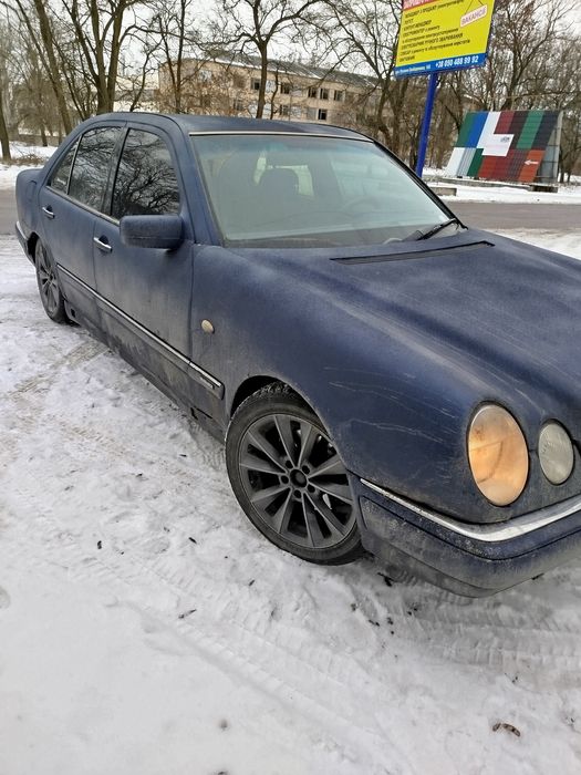 Продам Мерседес очкарик двигатель 2.8 л газ бензин ездит на газу и бен