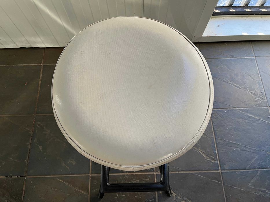 Conjunto de Bancos Altos Redondos com Apoio de Metal e Assento de Pele