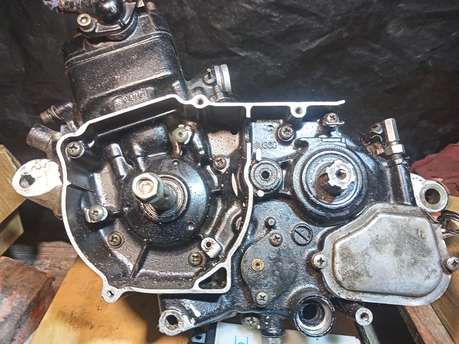 Motor Suzuki a Dois Tempos com celindro refrijerado a liquido refrijerador para vender em peças indeviduaies ha unidade