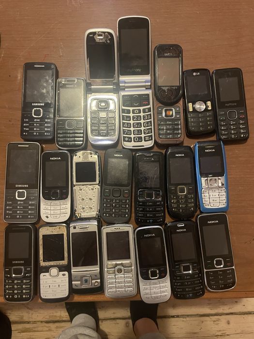 Stare telefony bez baterii uszkodzone czesciowo wybrakowane