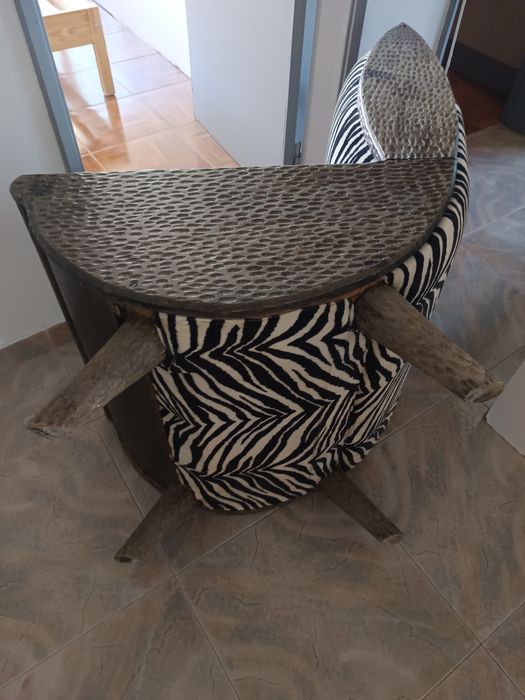Poltrona em Madeira Maciça com Estofado Padrão Zebra