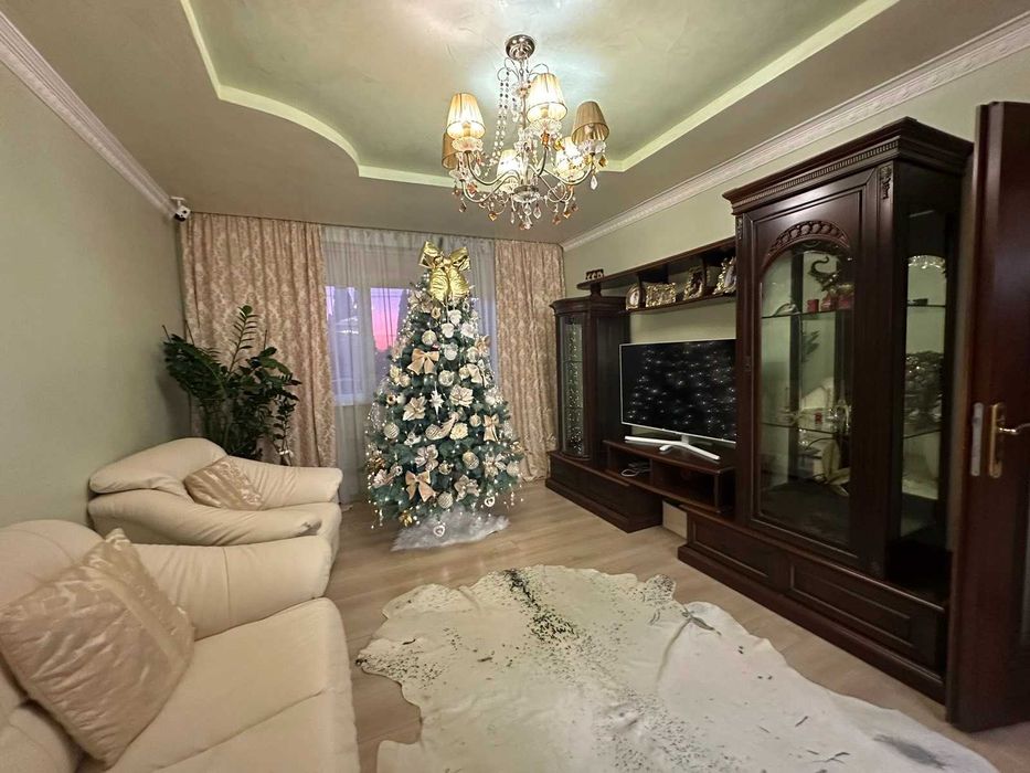 Продається сучасний 1,5-рівневий будинок у с. Барвінок