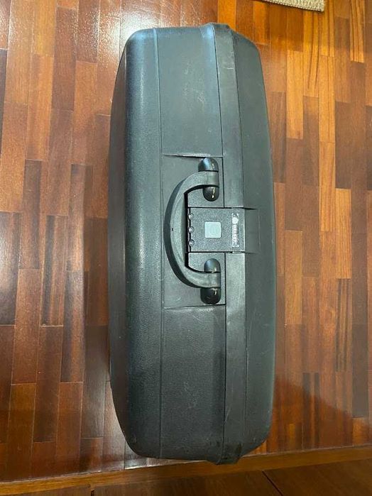 Mala de viagem grande, rígida e preta da marca Delsey