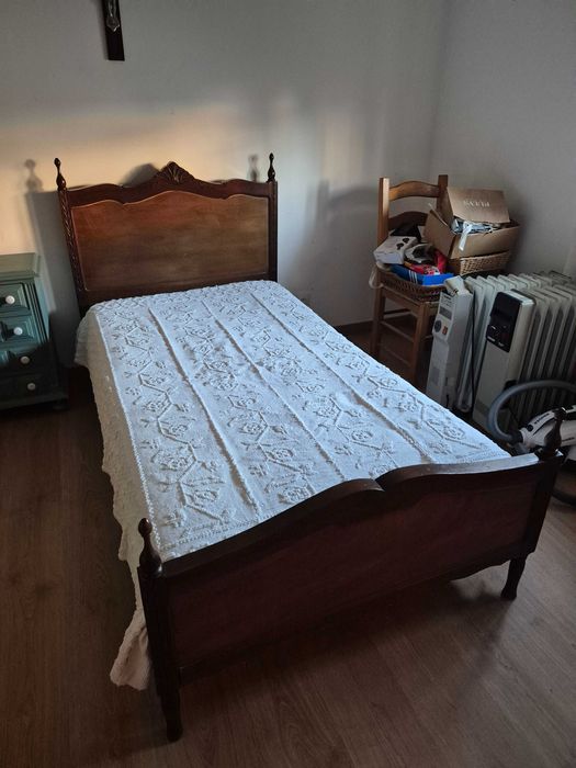Cama de solteiro em madeira