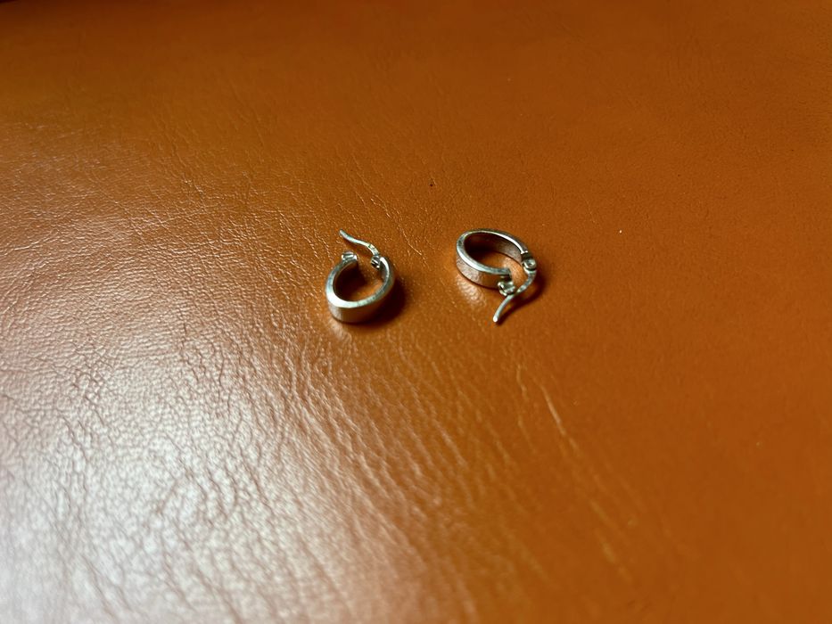 Brincos argola pequenos em metal prateado