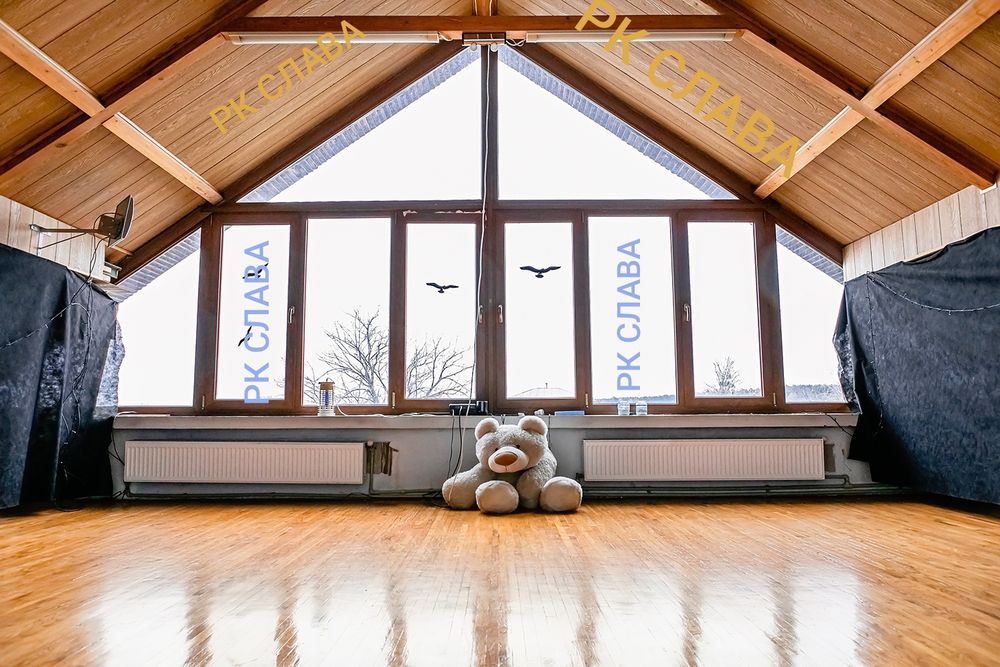 Продам котедж в Безлюдівці з виходом на  озеро і спортивним полем