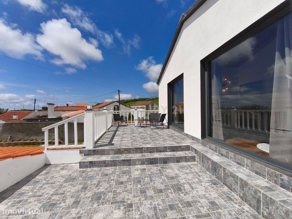 Moradia com vista mar a 5 minutos da praia dos Mosteiros. Uma casa de