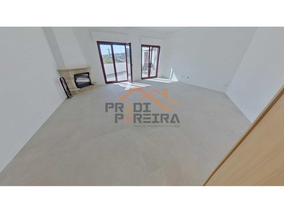 Apartamento T3 duplex remodelado, com box, situado em Casal de Cambra.