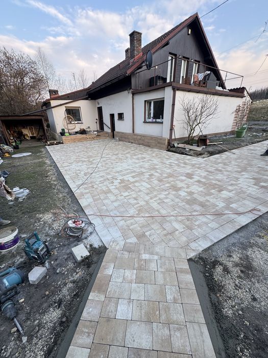 Brukarz • Układanie kostki brukowej • Podjazdy • Tarasy • Kompleksowo