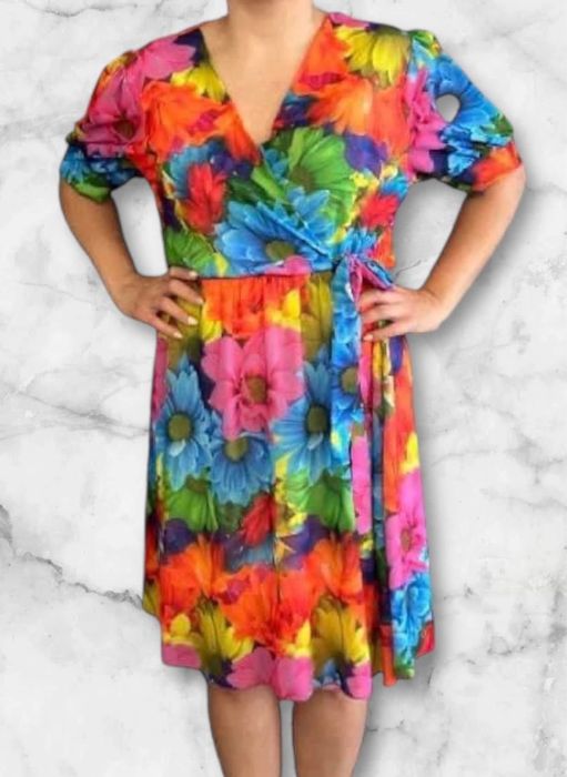 Sukienka w kwiaty z dekoltem