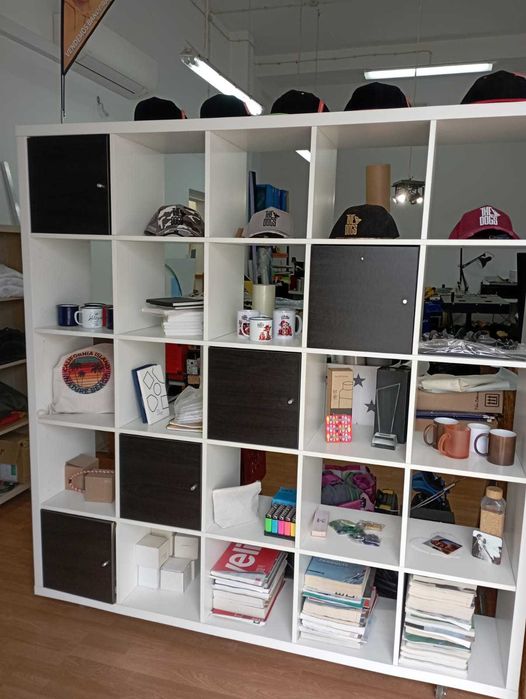 Móvel IKEA branco quadrados