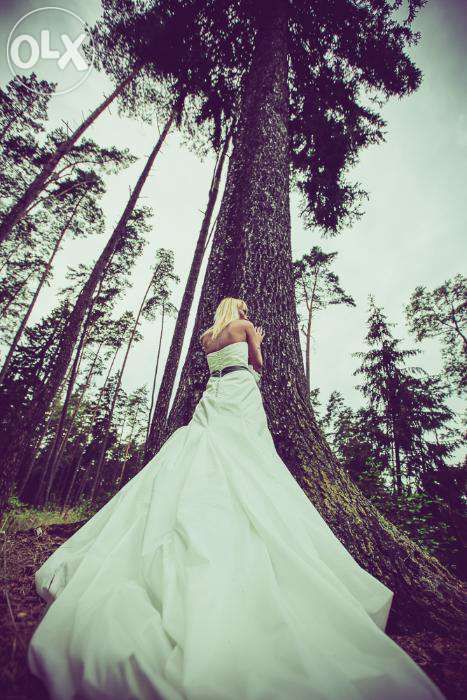 Suknia ślubna z stalowym pasem. Rozm. 36. Ivory. Litera A.