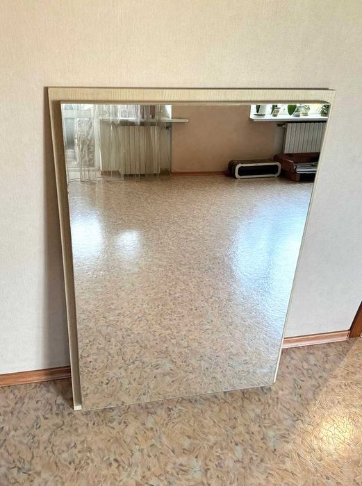 Велике настінне дзеркало