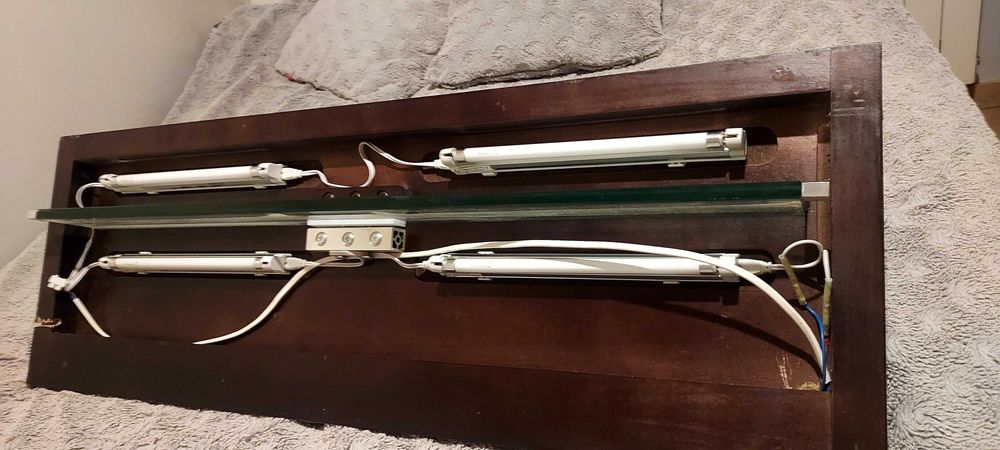 Półka wisząca podświetlana