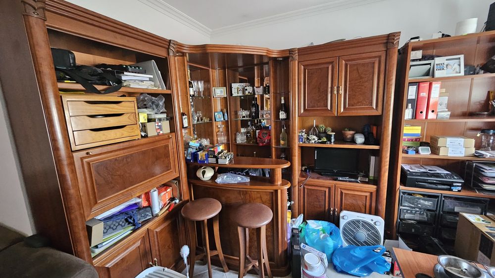 Bar e móveis laterais em cerejeira