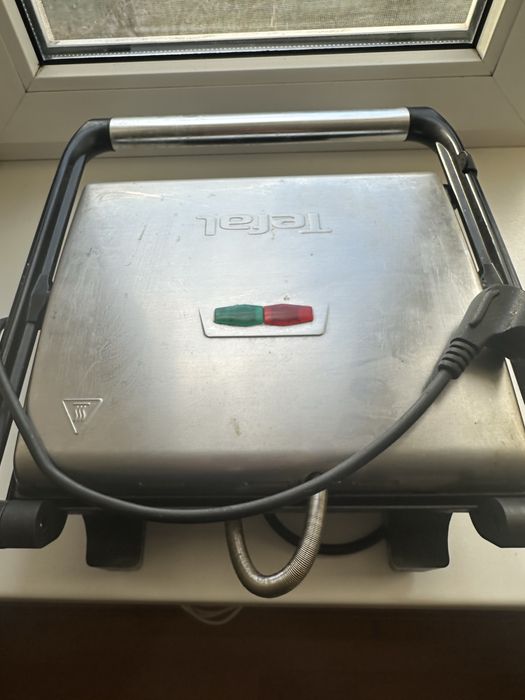 Продам грильницу Tefal gc241d