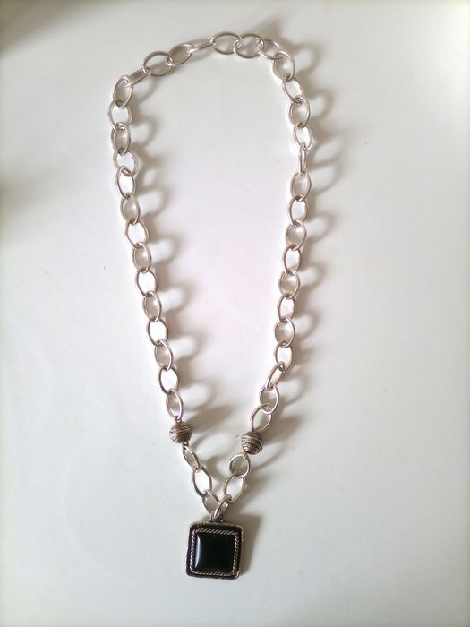Colar com corrente prateada