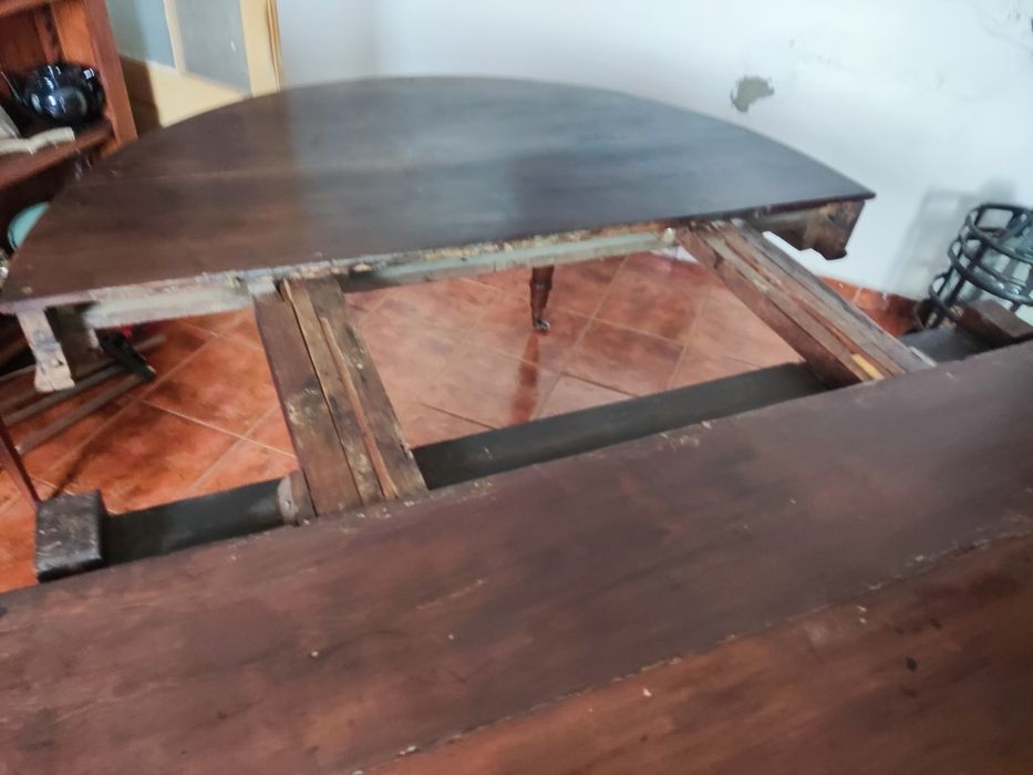 Mesa em castanho