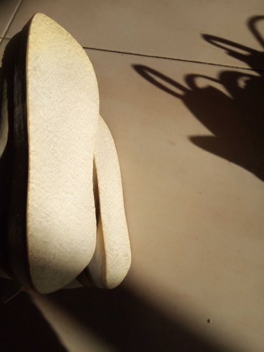 Sapatos de criança completamente novos.