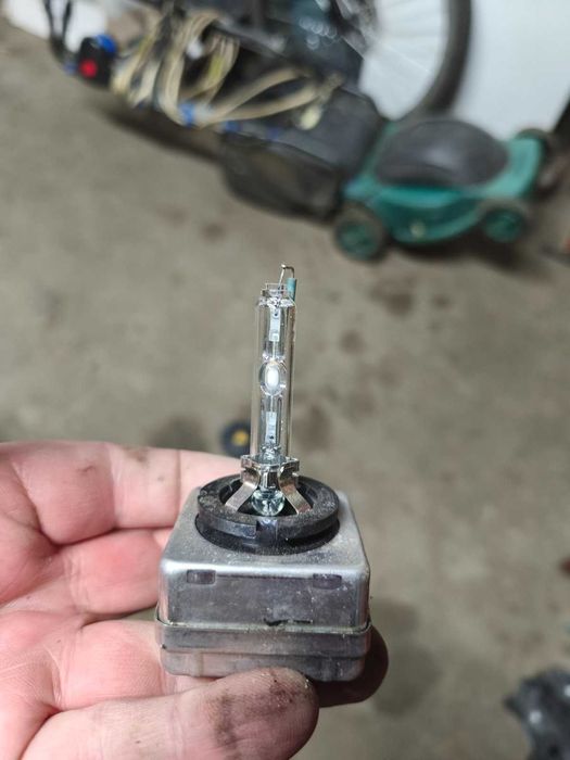 Ксенонова лампа Jeep Cherokee та інші запасні частини фари