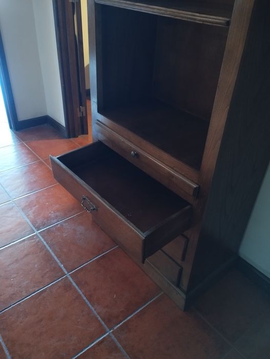 Estante em Madeira Maciça com Gavetas e Secretárias Retráteis