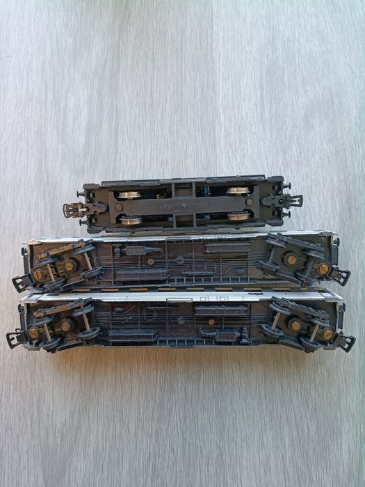 Locomotiva V100 + carruagens inox H0