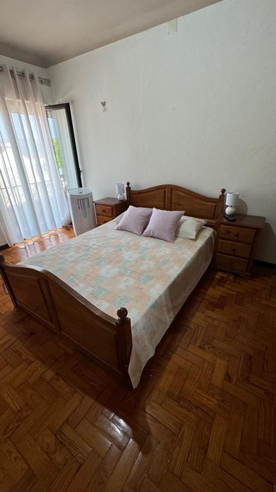Vendo Conjunto Cama,Colchão, Cabaceira e Guarda roupa.