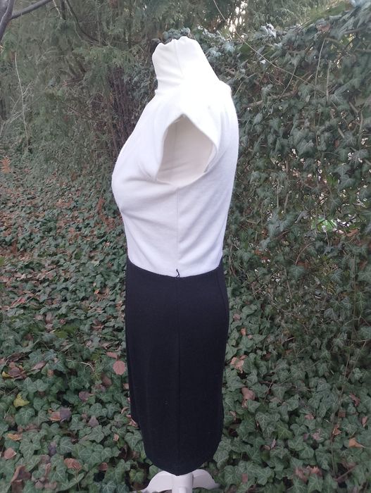 Elegancka mała czarna biała sukienka dekolt V wełna Reserved S M