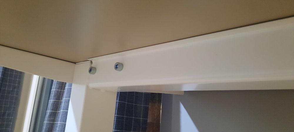 Secretária e banco alto com encosto ikea