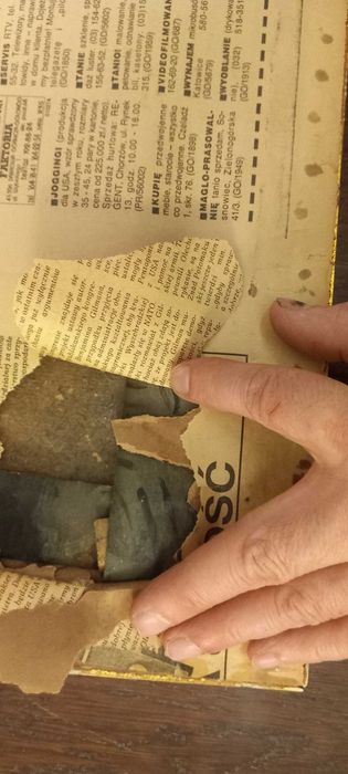 Stary obraz na papierze w dużej złoconej ramie