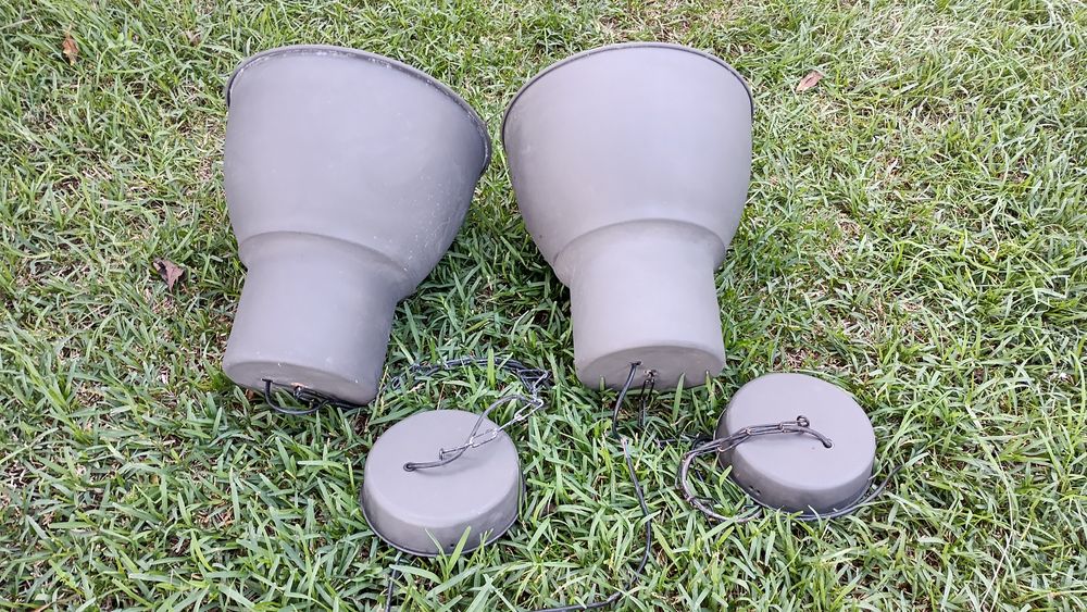Par de candeeiros suspenso modelo HEKTAR do IKEA.  
​Design: Inspirado em candeeiros
​Acabamento: Metal com revestimento em pó na cor cinzento-escuro/