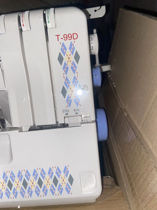 Оверлок новый металлический настроенном состоянии