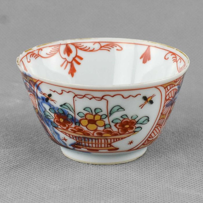 Taça e pires Porcelana China, Qianlong, decorada na Holanda–Sec. XVIII