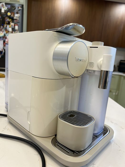 Maquina café nespresso Gran Latissima delonghi em perfeitas condições