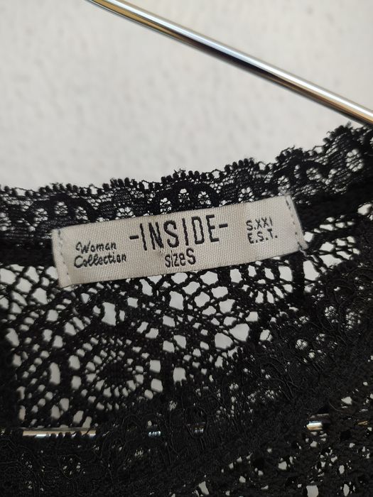 Vestido preto curto com mangas rendadas