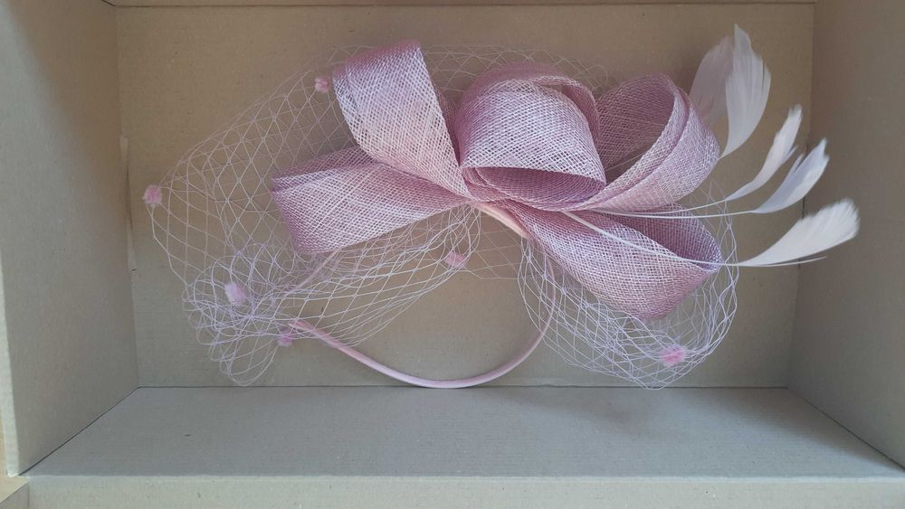 fascynator z siateczką na opasce