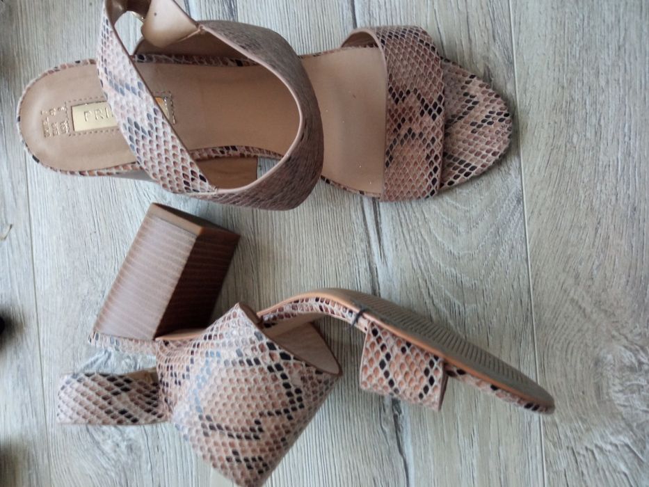 Sandałki wężowy print 40 primark