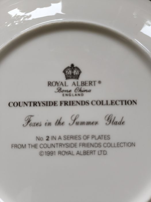 Uroczy talerz dekoracyjny Royal Albert z liskami