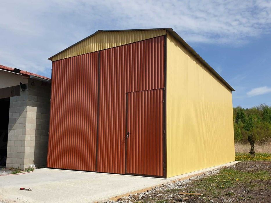 Blaszana montowana hala 4×8 m Drzwi Brama dwuskrzydłowa – piasek/ brąz