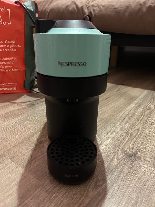 Cafeteira Nespresso Vertuo verde praticamente nova
