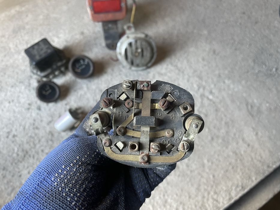 Різні запчастини на Днепр мт